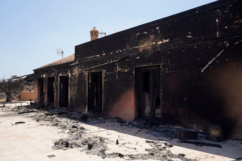 Pemandangan sebuah rumah yang dikelilingi oleh puing-puing akibat kebakaran hutan mematikan di Bedar, Almeria, Spanyol, 13 Juli 2026. (REUTERS/Ana Beltran)