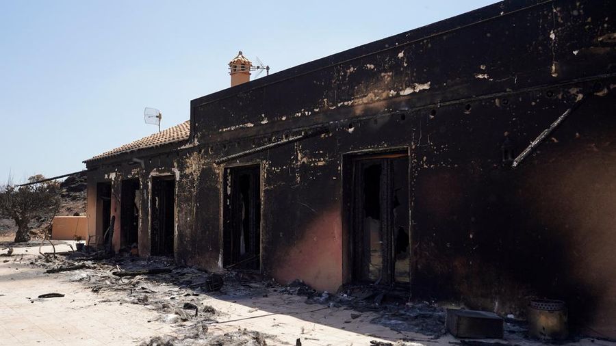 Pemandangan rumah yang terbakar akibat kebakaran hutan dahsyat di Bedar, Almeria, Spanyol, 13 Juli 2026.
