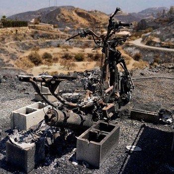 Pemandangan sepeda motor yang terbakar setelah kebakaran hutan dahsyat di Bedar, Almeria, Spanyol, 13 Juli 2026. (REUTERS/Ana Beltran)