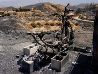 Pemandangan sepeda motor yang terbakar setelah kebakaran hutan dahsyat di Bedar, Almeria, Spanyol, 13 Juli 2026. (REUTERS/Ana Beltran)