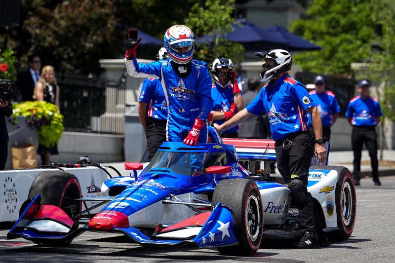 Sebuah mobil balap IndyCar dipamerkan selama acara Freedom 250 Grand Prix Showcase di Gedung Putih di Washington, D.C., AS, 13 Juli 2026. (REUTERS/Al Drago)