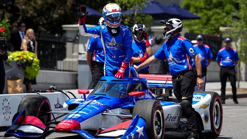 Pembalap seri IndyCar, David Malukas, melambaikan tangan setelah balapan dalam ajang Freedom 250 Grand Prix Showcase di Gedung Putih di Washington, D.C., AS, 13 Juli 2026.