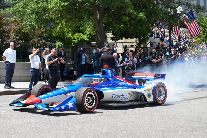 Sebuah mobil balap IndyCar dipamerkan selama acara Freedom 250 Grand Prix Showcase di Gedung Putih di Washington, D.C., AS, 13 Juli 2026. (REUTERS/Al Drago)