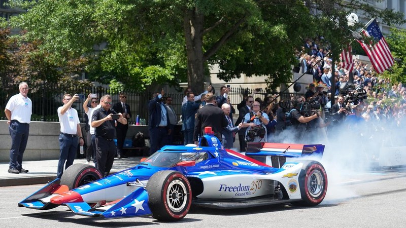 Pembalap seri IndyCar, David Malukas, mengendarai mobil balap selama acara Freedom 250 Grand Prix Showcase di Gedung Putih di Washington, D.C., AS, 13 Juli 2026.