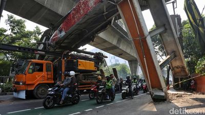Penampakan JPO Tendean Jaksel Nyaris Roboh Ditabrak Truk