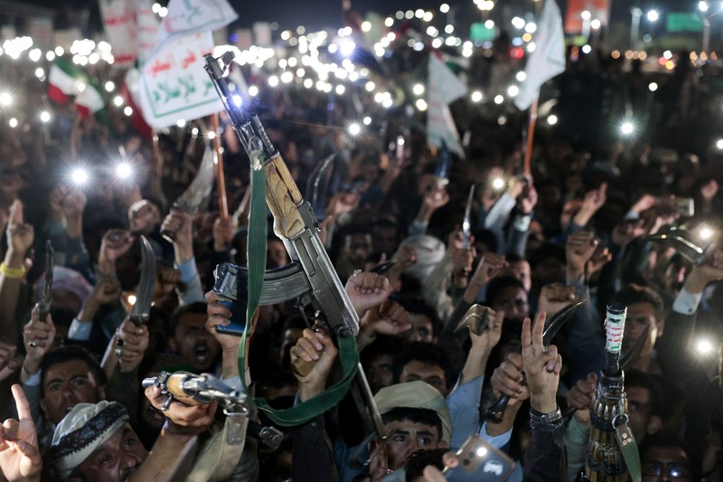 Seorang anak laki-laki melambaikan bendera Iran saat bergabung dengan pendukung Houthi dalam demonstrasi menentang serangan udara di Bandara Internasional Sanaa, di Sanaa, Yaman, 13 Juli 2026. (REUTERS/Khaled Abdullah)