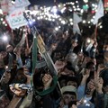 Pendukung Houthi mengangkat senjata saat mereka berdemonstrasi menentang serangan udara di Bandara Internasional Sanaa, di Sanaa, Yaman, 13 Juli 2026. (REUTERS/Khaled Abdullah)