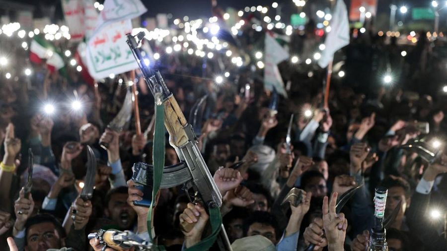 Pendukung Houthi mengangkat senjata saat mereka berdemonstrasi menentang serangan udara di Bandara Internasional Sanaa, di Sanaa, Yaman, 13 Juli 2026.
