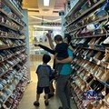 Potret penjualan sepatu dan tas di mal di Jakarta Selatan saat  masuk Tahun Ajaran Baru 2026/2026, Senin (13/7/2026). (CNBC Indonesia/Elga Nurmutia)