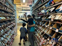 Potret penjualan sepatu dan tas di mal di Jakarta Selatan saat  masuk Tahun Ajaran Baru 2026/2026, Senin (13/7/2026). (CNBC Indonesia/Elga Nurmutia)