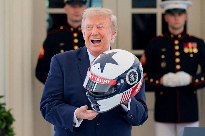 Sebuah mobil balap IndyCar dipamerkan selama acara Freedom 250 Grand Prix Showcase di Gedung Putih di Washington, D.C., AS, 13 Juli 2026. (REUTERS/Al Drago)
