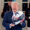 Presiden AS Donald Trump bereaksi setelah menerima helm balap yang dipersonalisasi selama acara Freedom 250 Grand Prix Showcase di Gedung Putih di Washington, D.C., AS, 13 Juli 2026. (REUTERS/Kylie Cooper)