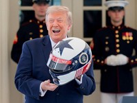 Presiden AS Donald Trump bereaksi setelah menerima helm balap yang dipersonalisasi selama acara Freedom 250 Grand Prix Showcase di Gedung Putih di Washington, D.C., AS, 13 Juli 2026. (REUTERS/Kylie Cooper)