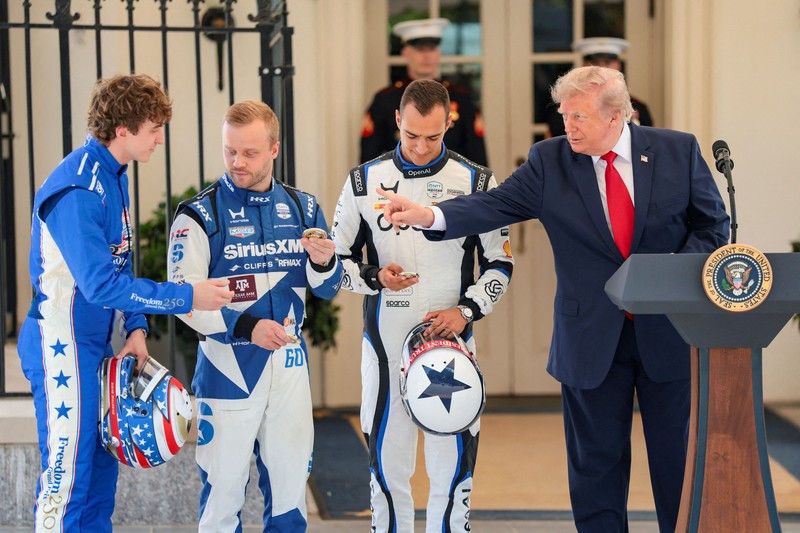 Sebuah mobil balap IndyCar dipamerkan selama acara Freedom 250 Grand Prix Showcase di Gedung Putih di Washington, D.C., AS, 13 Juli 2026. (REUTERS/Al Drago)
