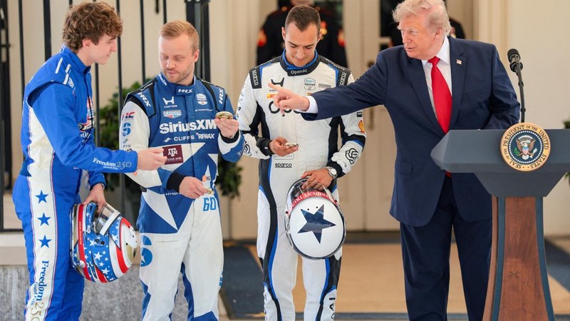 Presiden AS Donald Trump memberikan koin penghargaan kepada para pembalap seri IndyCar Alex Palou, Felix Rosenqvist, dan David Malukas selama acara Freedom 250 Grand Prix Showcase di Gedung Putih di Washington, D.C., AS, 13 Juli 2026.
