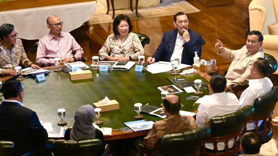 Presiden Prabowo Subianto menerima Ketua Dewan Ekonomi Nasional (DEN), Luhut Binsar Pandjaitan, beserta jajaran Dewan Ekonomi Nasional di kediaman Hambalang, Bogor, Jawa Barat, pada Selasa petang, 14 Juli 2026. (Instagram/sekretariat.kabinet)