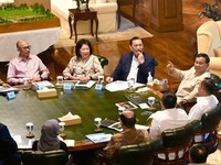 Presiden Prabowo Subianto menerima Ketua Dewan Ekonomi Nasional (DEN), Luhut Binsar Pandjaitan, beserta jajaran Dewan Ekonomi Nasional di kediaman Hambalang, Bogor, Jawa Barat, pada Selasa petang, 14 Juli 2026. (Instagram/sekretariat.kabinet)