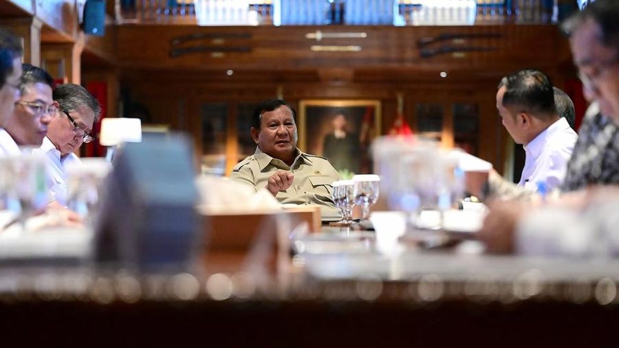 Presiden Prabowo Subianto menginstruksikan pemberian harga khusus bahan bakar minyak (BBM) sebesar Rp15.000 per liter bagi nelayan yang mengoperasikan kapal berkapasitas 30 hingga 200 gross ton (GT). Kebijakan strategis ini diputuskan dalam rapat ter
