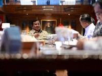 Presiden Prabowo Subianto menginstruksikan pemberian harga khusus bahan bakar minyak (BBM) sebesar Rp15.000 per liter bagi nelayan yang mengoperasikan kapal berkapasitas 30 hingga 200 gross ton (GT). Kebijakan strategis ini diputuskan dalam rapat ter