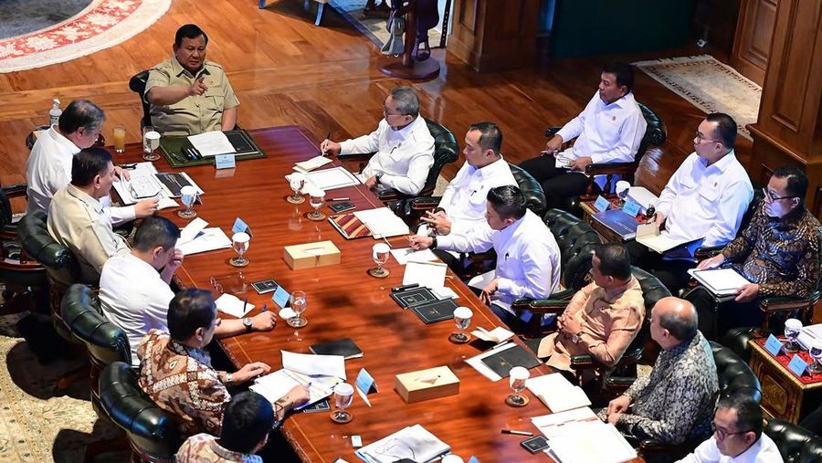 Presiden Prabowo Subianto menginstruksikan pemberian harga khusus bahan bakar minyak (BBM) sebesar Rp15.000 per liter bagi nelayan yang mengoperasikan kapal berkapasitas 30 hingga 200 gross ton (GT). Kebijakan strategis ini diputuskan dalam rapat ter