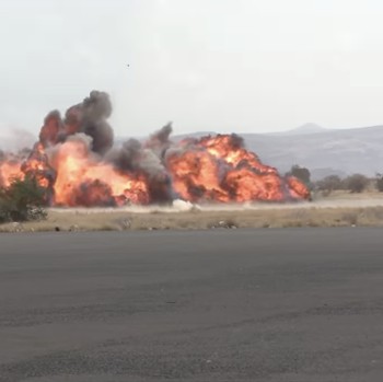 Pusat Media Houthi merilis rekaman yang menunjukkan sebuah pesawat Iran mendarat di Bandara Al Hudaida di Yaman barat setelah pasukan Yaman menyerang landasan pacu di Bandara Internasional Sanaa. (Tangkapan layar media sosial)
