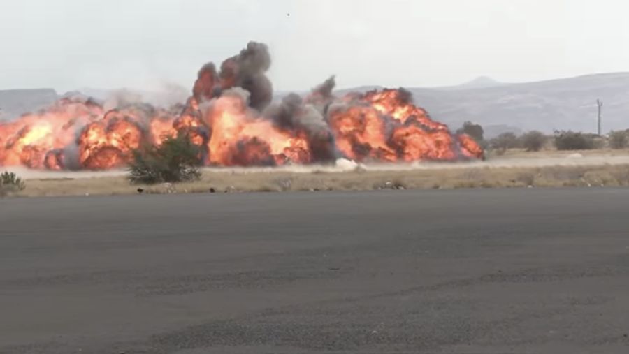 Pusat Media Houthi merilis rekaman yang menunjukkan sebuah pesawat Iran mendarat di Bandara Al Hudaida di Yaman barat setelah pasukan Yaman menyerang landasan pacu di Bandara Internasional Sanaa.