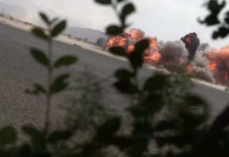 Milisi Houthi di Yaman menembakkan rudal ke Arab Saudi, usai menuduh Saudi mengebom landasan pacu Bandara Internasional Sanaa yang berada di bawah kendali Houthi pada Senin (13/7/2026). (via REUTERS/AL MASIRAH)