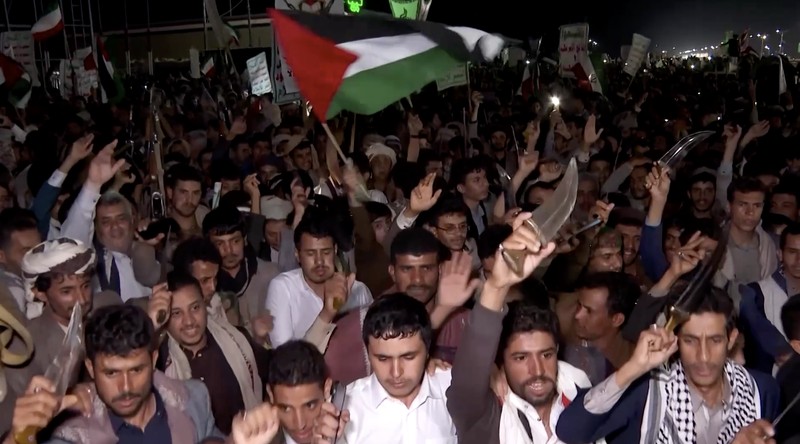 Seorang anak laki-laki melambaikan bendera Iran saat bergabung dengan pendukung Houthi dalam demonstrasi menentang serangan udara di Bandara Internasional Sanaa, di Sanaa, Yaman, 13 Juli 2026. (REUTERS/Khaled Abdullah)