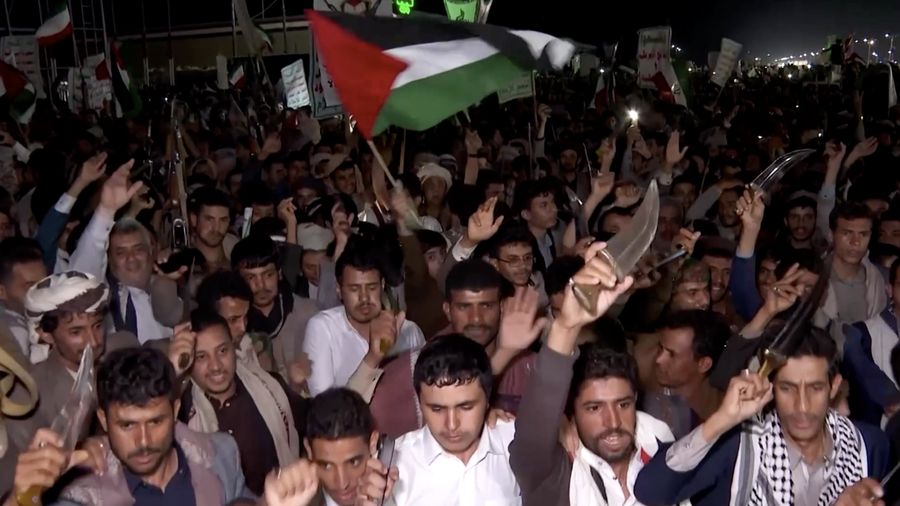 Ribuan warga Yaman menggelar aksi unjuk rasa di Sanaa pada Senin malam (13/7/2026) setelah kelompok Houthi yang didukung Iran menyerukan demonstrasi menyusul dugaan serangan udara Arab Saudi terhadap Bandara Internasional Sanaa.