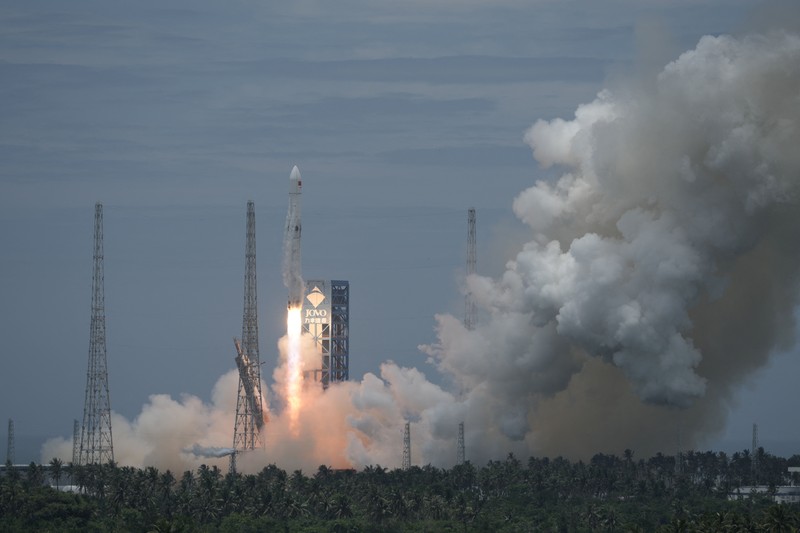 Roket diluncurkan dari pulau Hainan di selatan Tiongkok pada hari Jumat, (10/7/2026) pukul 12.15 waktu setempat dari Pusat Peluncuran Antariksa Komersial Hainan di Wenchang, Provinsi Hainan, Tiongkok. (CHINA CENTRAL TELEVISION (CCTV)