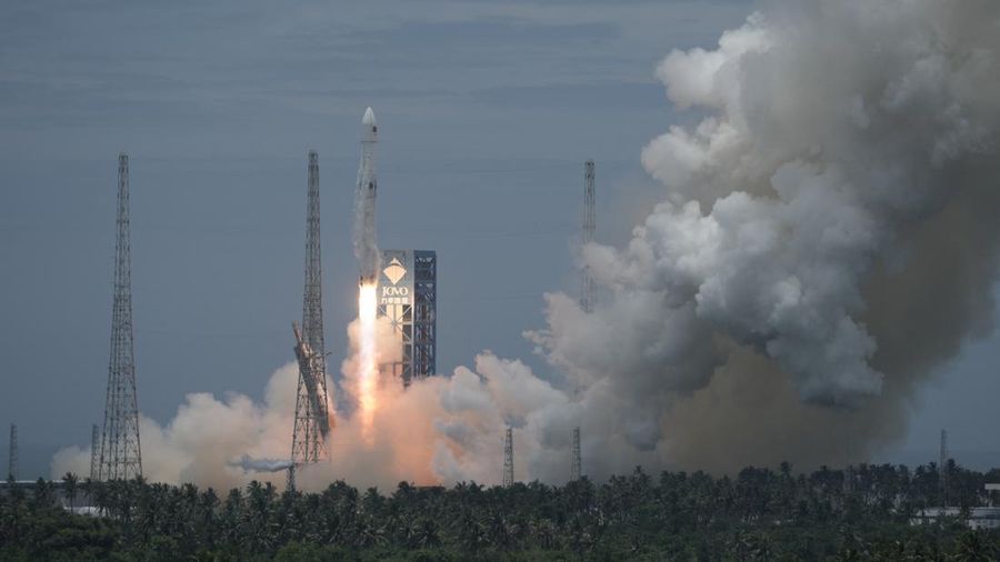 Roket diluncurkan dari pulau Hainan di selatan Tiongkok pada hari Jumat, (10/7/2026) pukul 12.15 waktu setempat dari Pusat Peluncuran Antariksa Komersial Hainan di Wenchang, Provinsi Hainan, Tiongkok. (via REUTERS/CHINA DAILY)