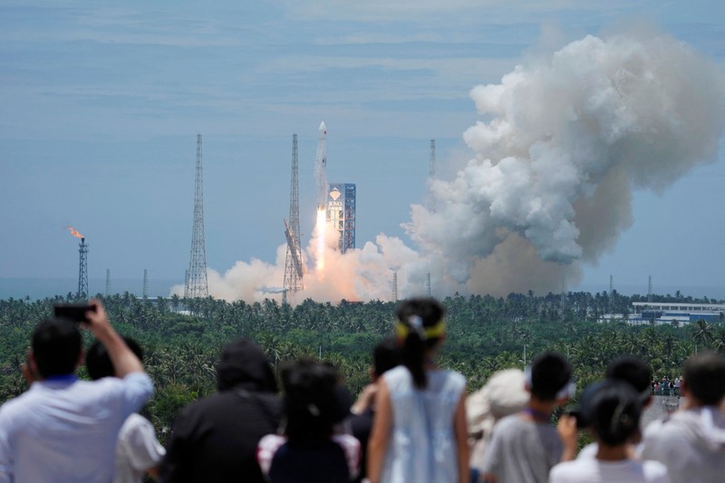 Roket diluncurkan dari pulau Hainan di selatan Tiongkok pada hari Jumat, (10/7/2026) pukul 12.15 waktu setempat dari Pusat Peluncuran Antariksa Komersial Hainan di Wenchang, Provinsi Hainan, Tiongkok. (CHINA CENTRAL TELEVISION (CCTV)