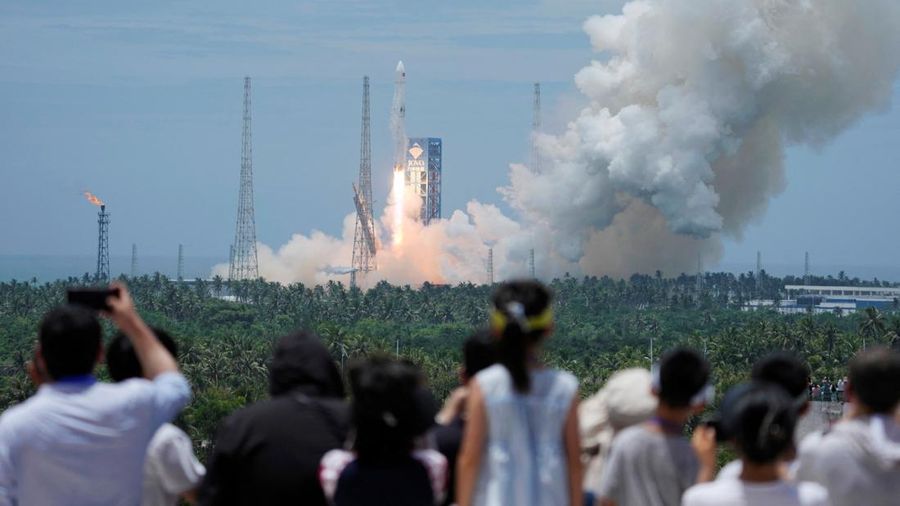 Roket diluncurkan dari pulau Hainan di selatan Tiongkok pada hari Jumat, (10/7/2026) pukul 12.15 waktu setempat dari Pusat Peluncuran Antariksa Komersial Hainan di Wenchang, Provinsi Hainan, Tiongkok. (via REUTERS/CHINA DAILY)