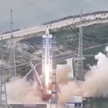 Roket diluncurkan dari pulau Hainan di selatan Tiongkok pada hari Jumat, (10/7/2026) pukul 12.15 waktu setempat dari Pusat Peluncuran Antariksa Komersial Hainan di Wenchang, Provinsi Hainan, Tiongkok. (CHINA CENTRAL TELEVISION (CCTV)