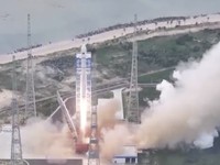 Roket diluncurkan dari pulau Hainan di selatan Tiongkok pada hari Jumat, (10/7/2026) pukul 12.15 waktu setempat dari Pusat Peluncuran Antariksa Komersial Hainan di Wenchang, Provinsi Hainan, Tiongkok. (CHINA CENTRAL TELEVISION (CCTV)