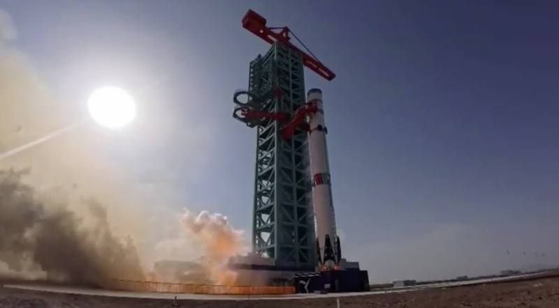 Roket diluncurkan dari pulau Hainan di selatan Tiongkok pada hari Jumat, (10/7/2026) pukul 12.15 waktu setempat dari Pusat Peluncuran Antariksa Komersial Hainan di Wenchang, Provinsi Hainan, Tiongkok. (CHINA CENTRAL TELEVISION (CCTV)