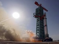 Roket diluncurkan dari pulau Hainan di selatan Tiongkok pada hari Jumat, (10/7/2026) pukul 12.15 waktu setempat dari Pusat Peluncuran Antariksa Komersial Hainan di Wenchang, Provinsi Hainan, Tiongkok. (CHINA CENTRAL TELEVISION (CCTV)