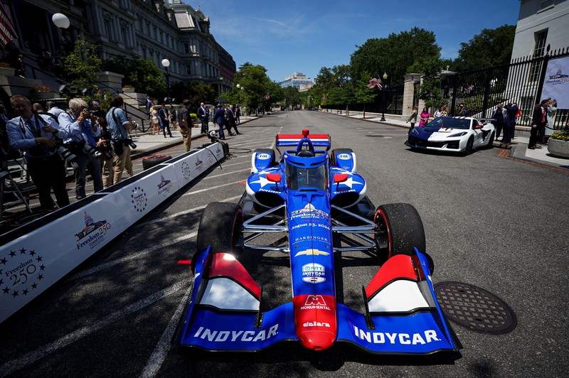 Sebuah mobil balap IndyCar dipamerkan selama acara Freedom 250 Grand Prix Showcase di Gedung Putih di Washington, D.C., AS, 13 Juli 2026. (REUTERS/Al Drago)