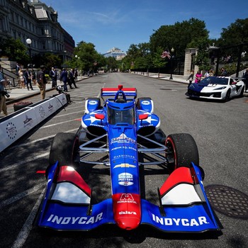 Sebuah mobil balap IndyCar dipamerkan selama acara Freedom 250 Grand Prix Showcase di Gedung Putih di Washington, D.C., AS, 13 Juli 2026. (REUTERS/Al Drago)