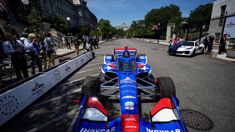 Sebuah mobil balap IndyCar dipamerkan selama acara Freedom 250 Grand Prix Showcase di Gedung Putih di Washington, D.C., AS, 13 Juli 2026. (REUTERS/Al Drago)