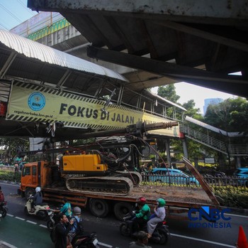 Sebuah truk crane tersangkut usai menabrak jembatan penyeberangan orang (JPO) di Jalan Kapten Tendean, Mampang Prapatan, Jakarta Selatan, Selasa (14/7/2026). (CNBC Indonesia/Faisal Rahman)
