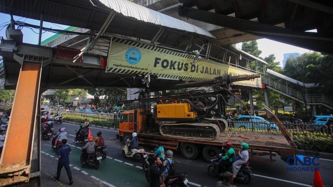 Penampakan Truk Crane Nyangkut di JPO Tendean Bikin Macet Jalan