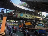 Sebuah truk crane tersangkut usai menabrak jembatan penyeberangan orang (JPO) di Jalan Kapten Tendean, Mampang Prapatan, Jakarta Selatan, Selasa (14/7/2026). (CNBC Indonesia/Faisal Rahman)
