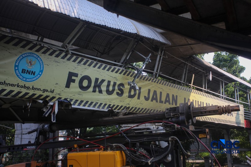 Sebuah truk crane tersangkut usai menabrak jembatan penyeberangan orang (JPO) di Jalan Kapten Tendean, Mampang Prapatan, Jakarta Selatan, Selasa (14/7/2026). (CNBC Indonesia/Faisal Rahman)