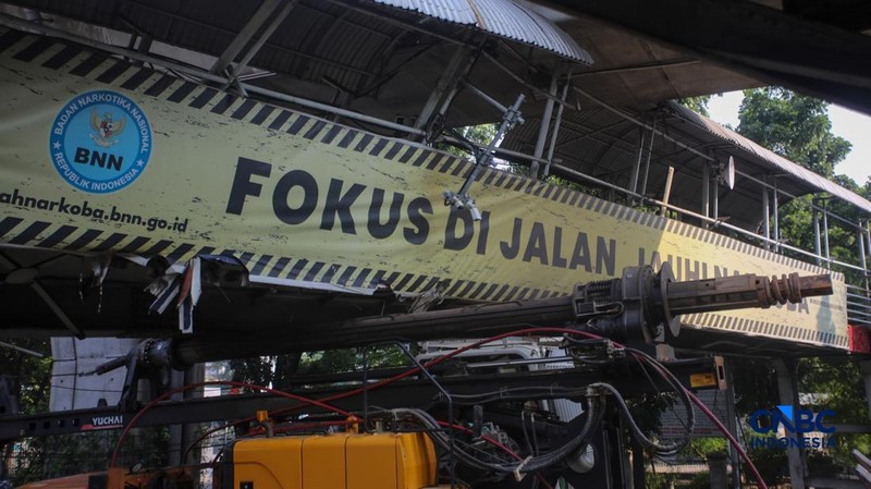 Sebuah truk crane tersangkut usai menabrak jembatan penyeberangan orang (JPO) di Jalan Kapten Tendean, Mampang Prapatan, Jakarta Selatan, Selasa (14/7/2026). (CNBC Indonesia/Faisal Rahman)