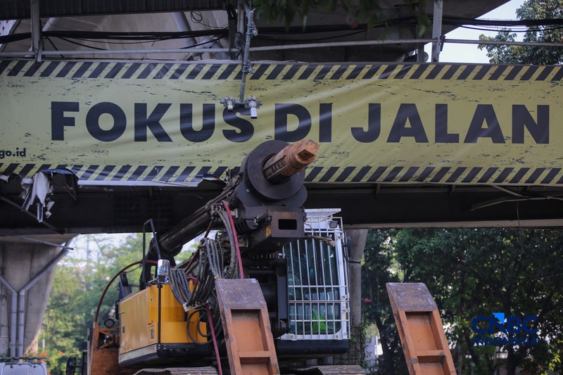 Sebuah truk crane tersangkut usai menabrak jembatan penyeberangan orang (JPO) di Jalan Kapten Tendean, Mampang Prapatan, Jakarta Selatan, Selasa (14/7/2026). (CNBC Indonesia/Faisal Rahman)