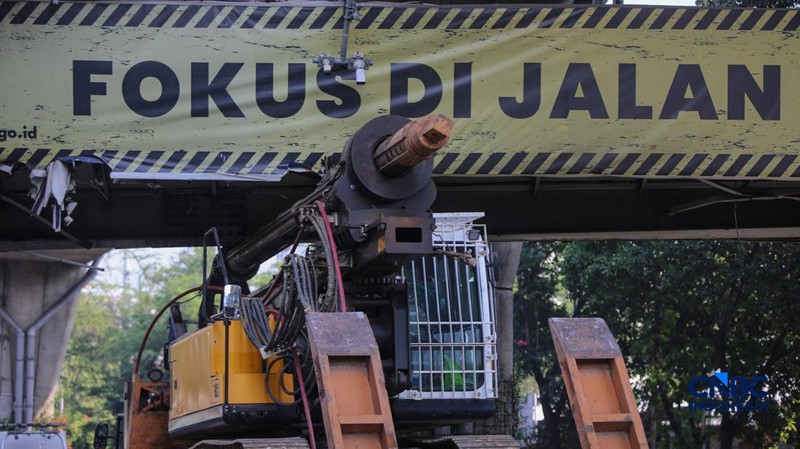 Sebuah truk crane tersangkut usai menabrak jembatan penyeberangan orang (JPO) di Jalan Kapten Tendean, Mampang Prapatan, Jakarta Selatan, Selasa (14/7/2026). (CNBC Indonesia/Faisal Rahman)