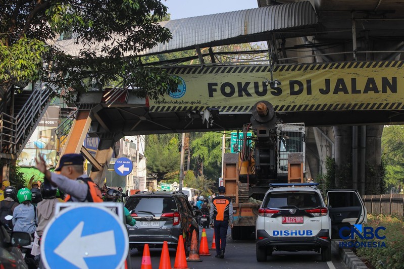 Sebuah truk crane tersangkut usai menabrak jembatan penyeberangan orang (JPO) di Jalan Kapten Tendean, Mampang Prapatan, Jakarta Selatan, Selasa (14/7/2026). (CNBC Indonesia/Faisal Rahman)