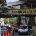 Sebuah truk crane tersangkut usai menabrak jembatan penyeberangan orang (JPO) di Jalan Kapten Tendean, Mampang Prapatan, Jakarta Selatan, Selasa (14/7/2026). (CNBC Indonesia/Faisal Rahman)
