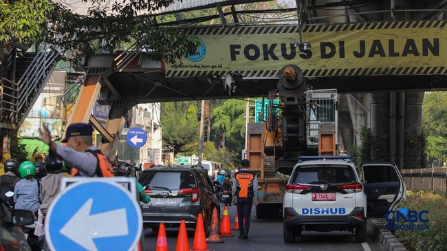 Pramono Anung Sebut JPO Tendean Ditabrak Sopir Truk Crane yang Teledor